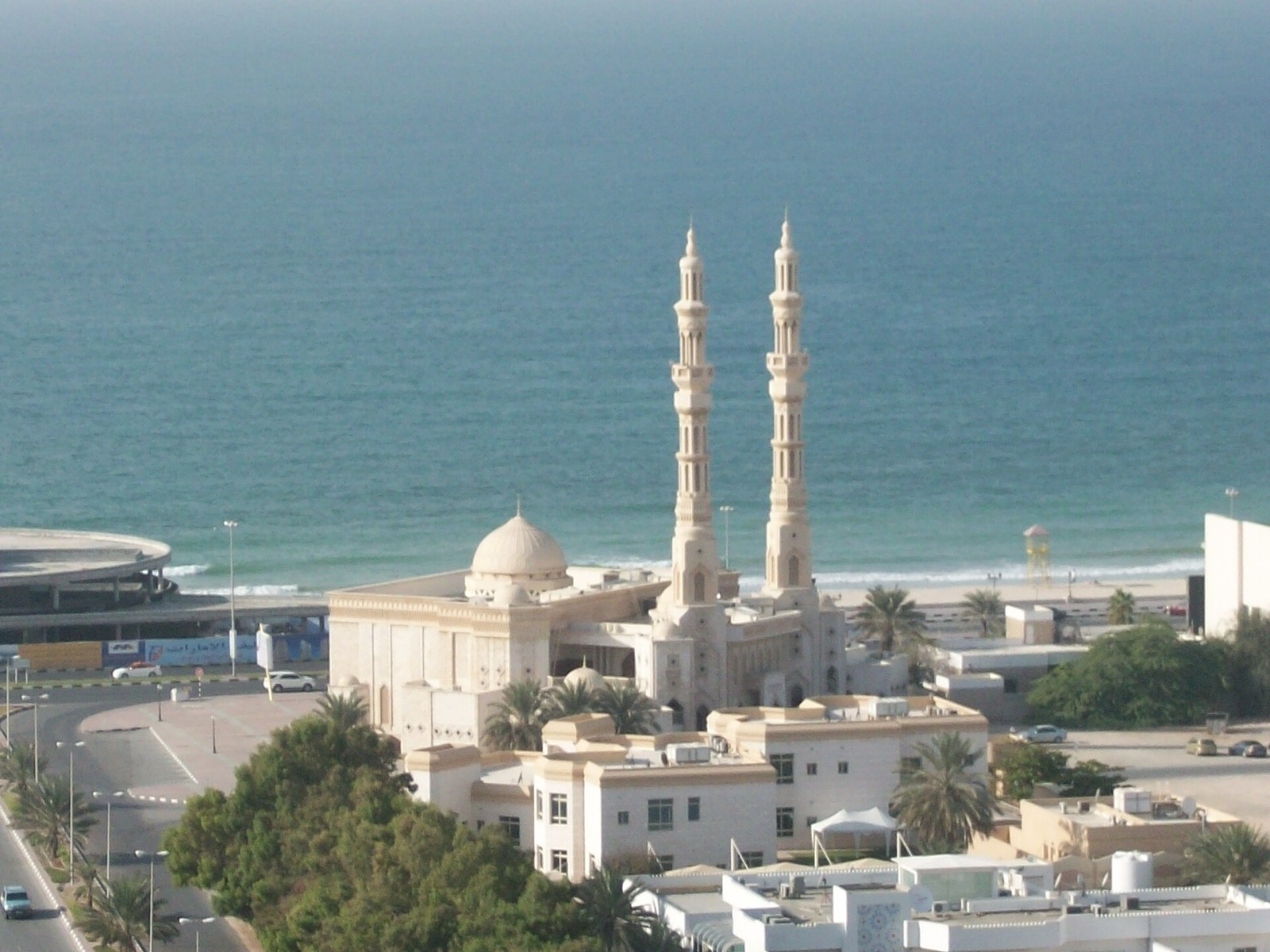 مسجد على كورنيش عجمان مقابل البحر